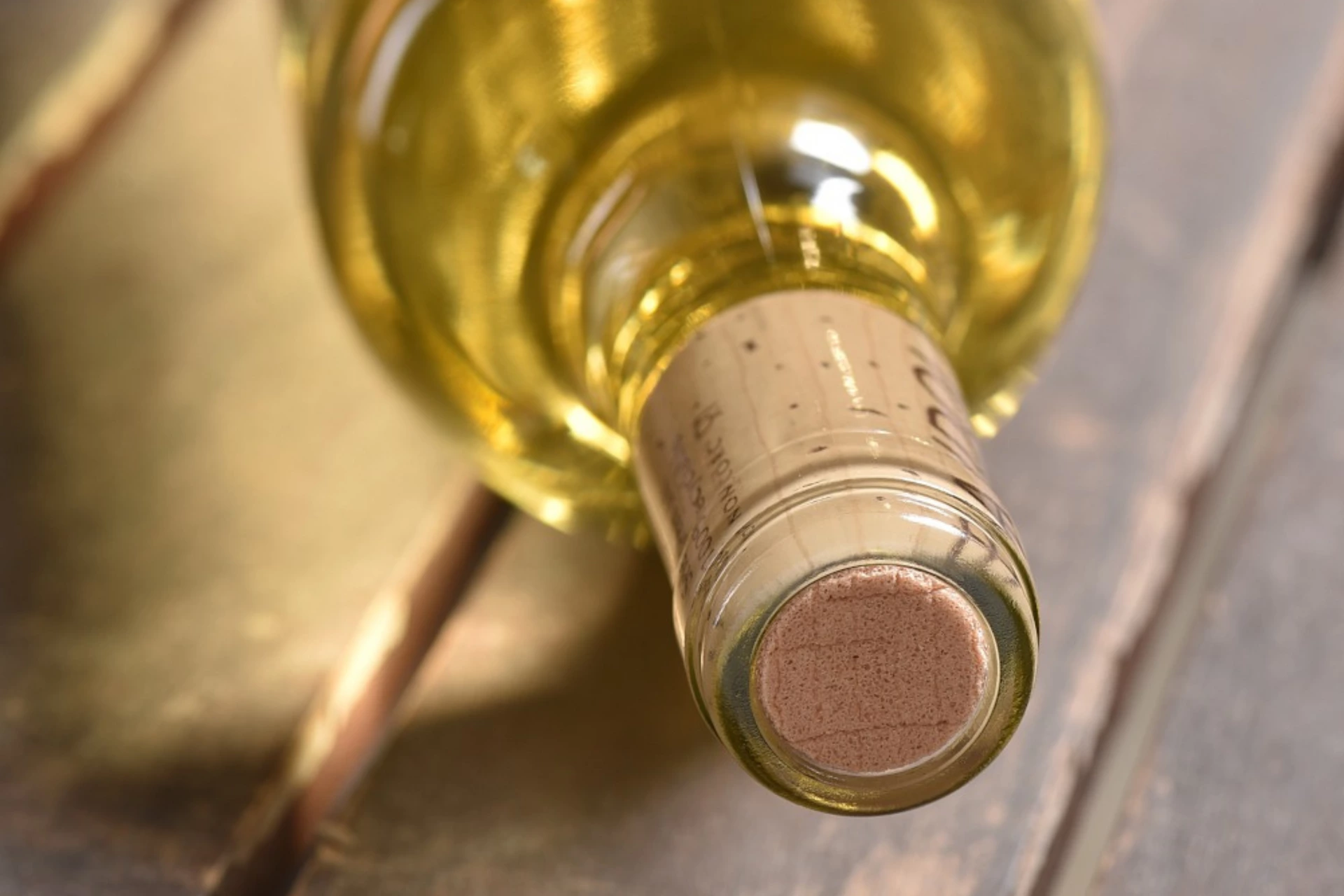 White wine bottle with Nomacorc closure — IFV research study